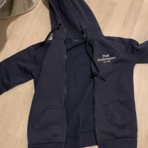 Peak performance kofta - En peak kofta i storlek S. Den är köpt för 700kr men säljer den för 350