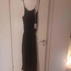 Ny (oanvänd) Rachel Dress FEMME. Storlek S Nytt pris: 1199 kr Mitt pris: 550 kr 