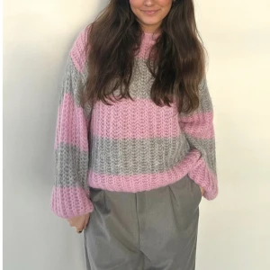 Stickad tröja - Mysig tröja från Design by Si. Tjejen på bilden bär M-L 💕Helt ny!