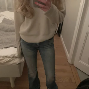 Jeans - Säljer mina perfekta mid-waist jeans från Zara, dom finns ej kvar längre i butiken!   Tyvär så har den fått lite defekter, 💗 köpte för 300 kr men säljer för 200kr 
