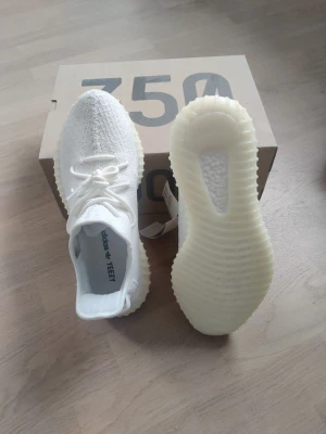 Yeezy cream white  - Kvitto finns. Helt oanvända. Kan mötas i Malmö. 