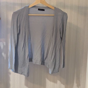 Kofta  - Jätte fin kofta i en gråblå nyans. Används tyvärr inte längre :( Skickar inte kan bara mötas upp.