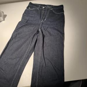 Jeans  - Snyggaste mörkblå jeansen från weekday, säljer då de inte passar mig länge. 👖🥰