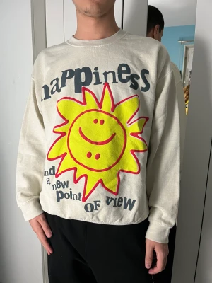 Urban Outfitters sweatshirt med tryck - säljer denna sweatshirt med tryck köpt ifrån Urban Outfitters för 500kr🧚🏻 säljer pga av att har ingen använding av den något mer✨har använt den fåtal gånger så skicket är väldigt bra och passformen av den är ganska oversized!