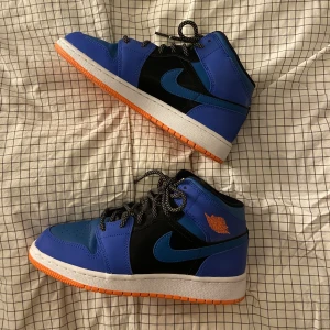 Air Jordan 1 mid racer blue - I Princip helt nya. Använda fåtal gånger. Köpta via wavykicks på instagram. Kan skicka bild på kartong. Köpta för 1800kr