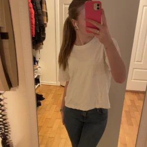 vit t-shirt  - vit t-shirt från gina🤍 basic men väldigt fin! Inte använd😊Står storlek M men skulle säga att den passar även xs/s men också m såklart😄