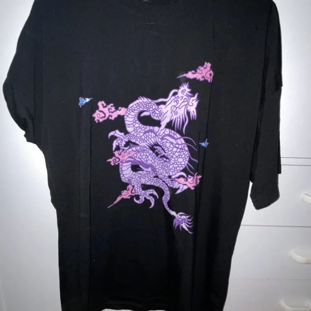 En oversize T-shirt i storlek S. Den har en lila drake på fram sidan och är extremt skönt💞. T-shirts.