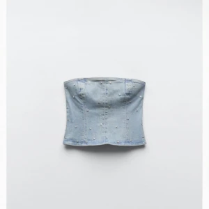 Korsett i denim - Säljer min ursnygga korsett i denim som även är limiterad edition från Zara. Köpte den i storlek M och är själv vanligtvis storlek S. Plagget kommer aldrig till användning, därav säljs den! Nypris: 559kr. Högt pris pga varan är limited edition