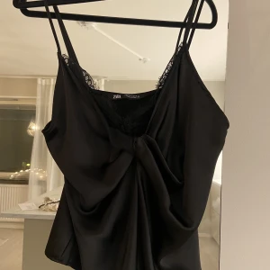 Fest topp - Säljer denna jättefina fest toppen från zara🫶 i storlek 36💗 frakt tillkommer 