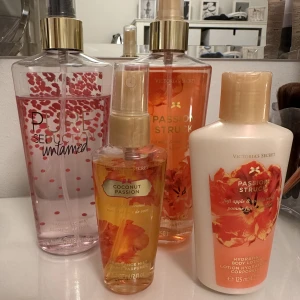 Victorias secret body mist och body lotion - Säljer dessa body mists och body lotion från Victorias sectret💗 alla förutom pure seduction är oanvända 💗50kr för de stora och 40kr för de små💗