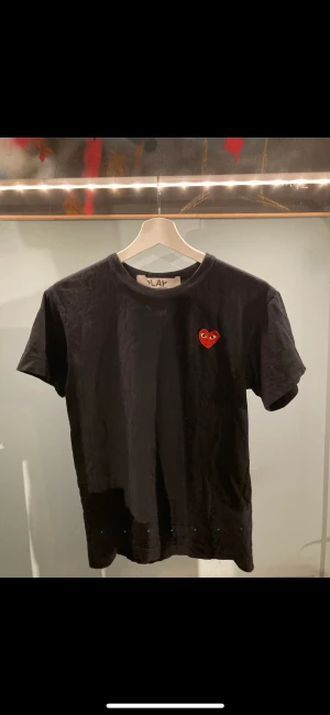 CDG play t-shirt - CDG t-shirt  Väl använd 