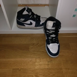 Nike, Jordan  - Säljer mina hyfsat använda Jordans, använt dom i ett halvår typ. För små för mig nu. Om ni har frågor så får ni skriva, och om ni vill ha fler bilder. Har även kartongen till skorna 