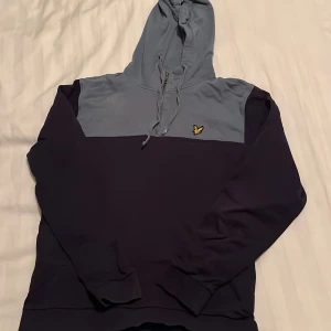 Hoodie - Skick 7/10 använd en del men inte på senare år