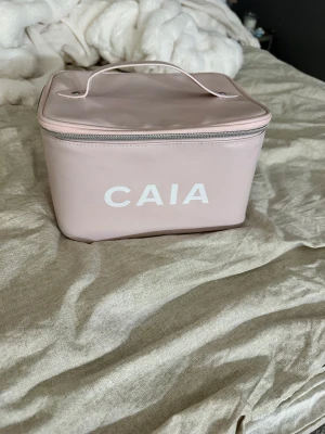 Stor caia necessär  - Använd en gång, nån sminkfläck men går nog att få bort lätt