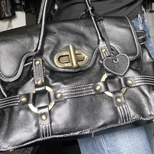 väska - En snygg väska som jag inte använder, finns gott om plats i och fina hjärtan som man kan ta av på handtagen. 