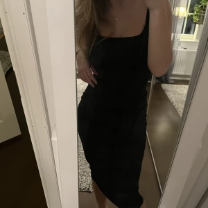 Svart klänning - Svart figursydd klänning! Lång på mig som är 166. Från Gina tricot i storlek S. Bra skick!
