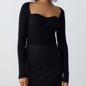 Långärmad topp från ginatricot  - Säljer denna jätte fina topp från Gina i xs eftersom att den inte passa på mig. Helt oanvänd men lapparna kvar 🤍