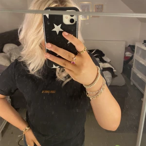 T-shirt  - Säljer två st Les Deux t-shirts, enskilt 300kr, båda 500kr. Nypris ca 500kr😚 fint skick