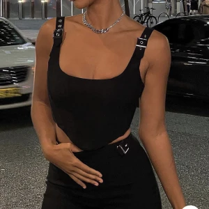 White fox korsett - Säljer denna snygga korsett från white fox! Aldrig använd, lappen kvar. Super snygg men säljer pga måste byta storlek. Kostar 600kr vanligtvis.