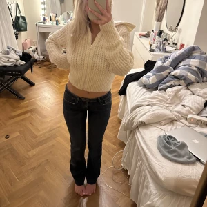 Zara low waist jeans - Lågmidjade jeans i en så fin mörkblå färg. Avklippta så passar någon runt 1,60-1,65. Använt 1 gång!💘