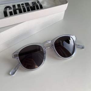 Chimi solglasögon i modellen 002, färgen Litchi. Använda ett fåtal gånger men säljs nu pga används inte. Nypris 1250kr. Frakten igår i priset.