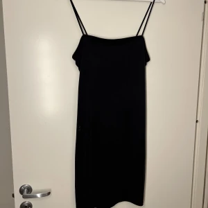 Enkel svart klänning - Fin enkel svart klänning. Använd fåtal gånger, mycket fint skick