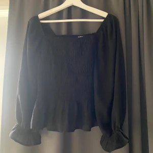 Svart blus stl 38 - Aldrig använd 