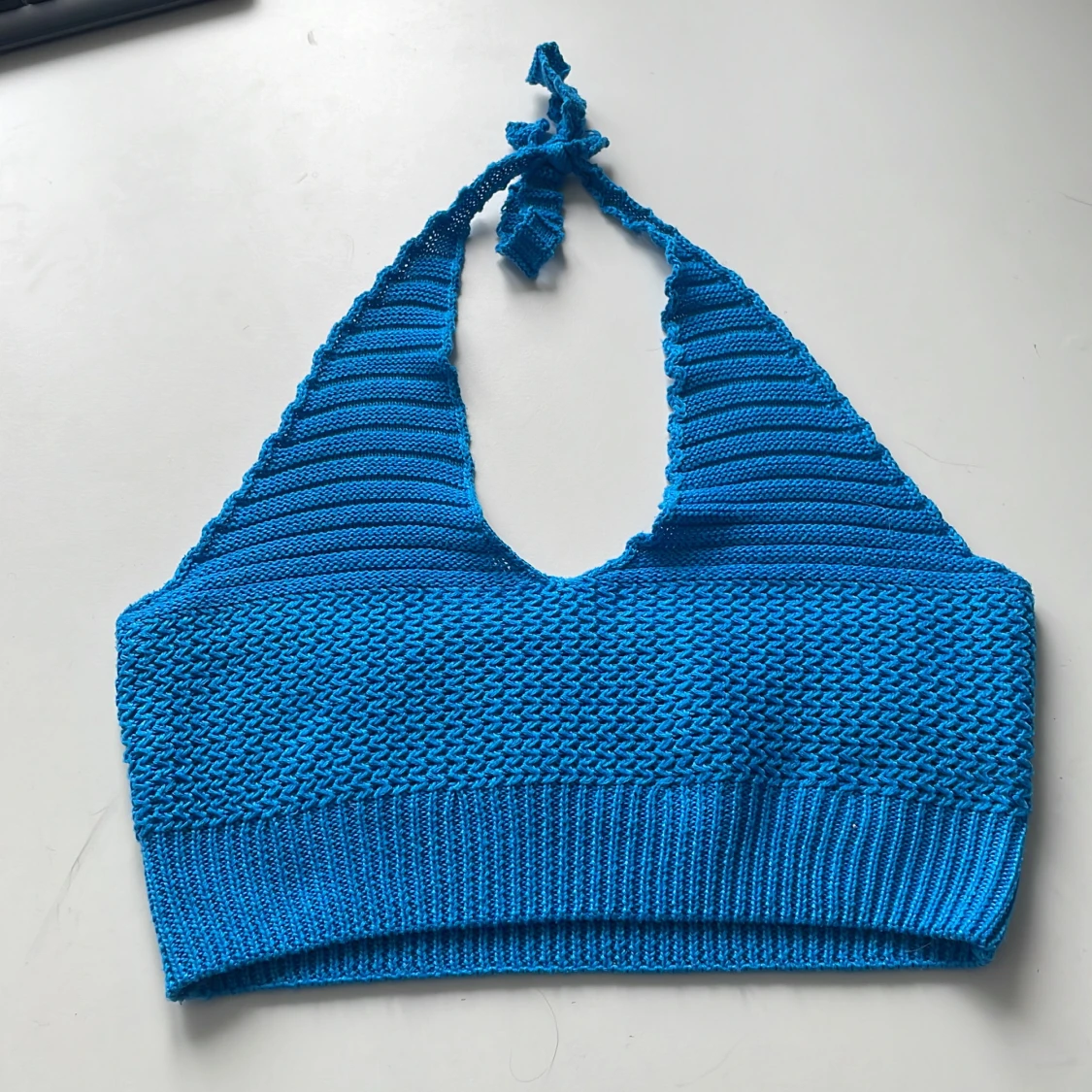 Stickad blå topp