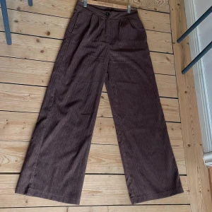 Bruna manchesterbyxor - Bruna manchesterbyxor från shein! Köpt för 1.5 år sedan, knappt använda och gott skick! Storlek M, ingen stretch. 
