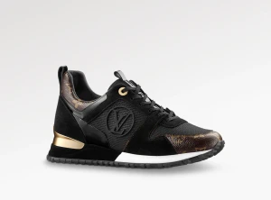 Run away trainer - Säljer mina lv dam skor pga att de inte kommer till användning längre❤️  Lådor och påse följs med! Köpte de i butiken för ca 10.000kr och conden på skorna är 9/10