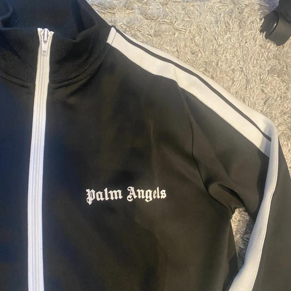 Säljer Palm Angels tröja som är oanvänd. Dm för mer info!. Hoodies.