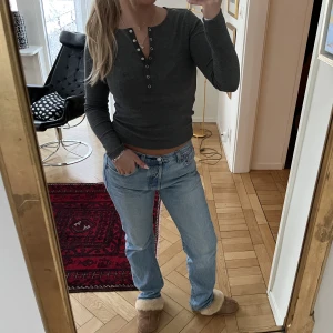 Långärmad tröja - Så snygg långärmad tröja från Zara. Går att justera knapparna hur man vill. Sköööönaste materialet!