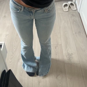 Neuw jeans - Super snygga jenas men alldeles för långa för mig tyvärr… ej kommit något till andväning så nytt skick. Jag är 165. Original pris 1399 Köparen står för frakten 