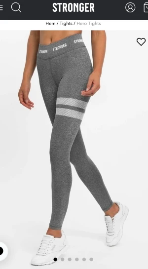 Strongertights  - Nästan helt oanvända träningsbyxor från Stronger, modellen heter Hero och är i färgen grå. Nypris 699 kr💕Storlek xs men skulle även säga att de passar till S, är själv 169 och de passar superbra💕