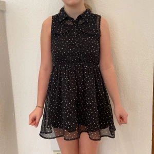 Klänning  - Storlek: 140 Använd flera gånger men ändå i bra skick.