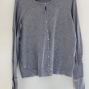 Grå kofta  - Säljer denna basic kofta för att den är lite stor på mig, använd Max 2 gånger och är i jätte fint skick 😍