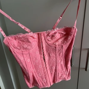 Korsett - Säljer denna korsett jag köpt från Sellpy, märket är Shein. I storlek S💖 150kr inklusive frakten🫶🏼 ungefär a-b kupa.
