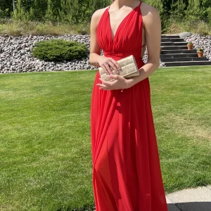 Röd balklänning - Säljer en väldigt vacker långklänning som passar perfekt till balen🤩Använd vid endast ett tillfälle och är kemtvättad efter. Klänningen får ett väldigt fint fall, har en slits och öppen rygg. Säljer för 1099 kr + frakt✨(ord pris 1899 kr)