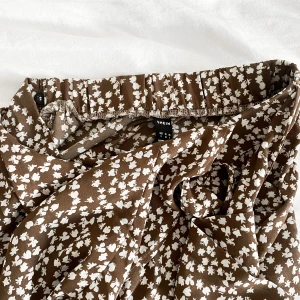 Omlottkjol - Super skön bruk/vit omlottkjol som man knyter vid midjan. Iprincip nyskick!  Strl S men sitter bra även på mig som oftast har XS. Pris kan diskuteras 💛