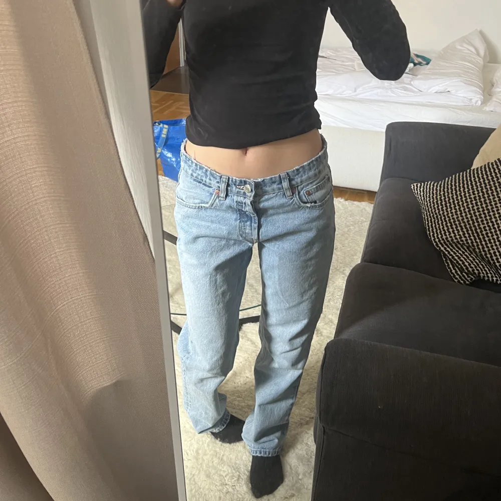 Så fina jeans från zara, som tyvärr är för stora för mig o har därför inte kommit till användning. Jag är 170cm o på mig är de för långa. Frakt betalas av köparen❤️❤️. Jeans & Byxor.