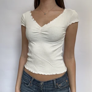 Söt topp - Superfin topp från other stories. Väldigt somrig!