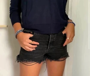 svarta zara shorts! - svarta zara shorts! lånad bild 💘 säljer också ett par likadana i blått! 🥰