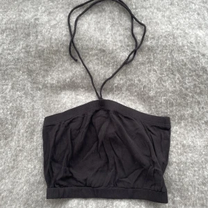 Tubtopp❤️‍🔥❤️‍🔥 - Säljer en svart tubtopp ifrån bik bok!! Så fin!!