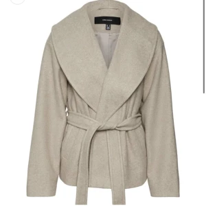 Jacka - Säljer denna populära korta kappa från Vero Moda, sitter super snyggt och endast använd en gång💘 skriv för fler bilder 