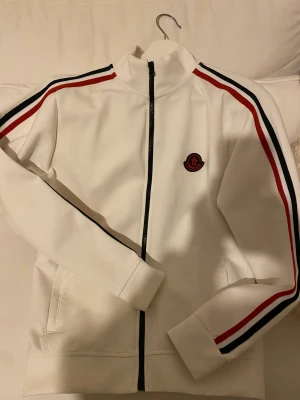 Moncler  - En vit moncler tröja med dragkedja 
