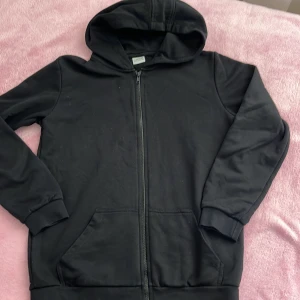 Huvtröja barn  - Huvtröja  Storlek 146/152 Använd, Helt ok skick 