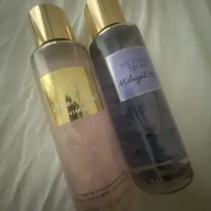 två helt nya och helt oanvända parfymer från victoria secret 💘 midnight bloom och velvet petals säljer de för 180 kr st, men du kan köpa de för 350 tsm