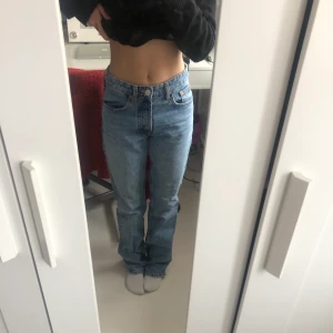 Zara Midrise Jeans - Säljer ett par ljusblåa midrise jeans i strl. 34 från Zara, straightleg. Välanvända under året 22, men har de senaste månaderna legat i garderoben. Zara lappen är borta (3:e bilden) då jag klippte bort den. Köparen står för frakten😇