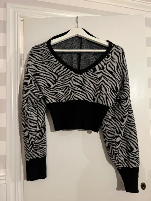 Croppad stickad tröja  - Croppad stickad tröja