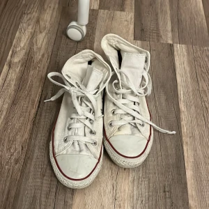 Vita converse  - Vita Converse i fin kvalite lite smutsiga men går att tvätta bort i tvätten 